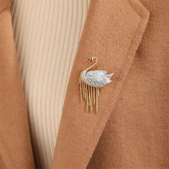 VQ Swan Brooch - Picture 2 of 5